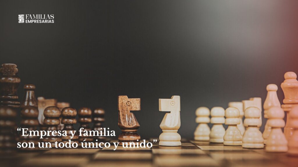 Piezas de ajedrez sobre un tablero con la frase «Empresa y familia son un todo único y unido»