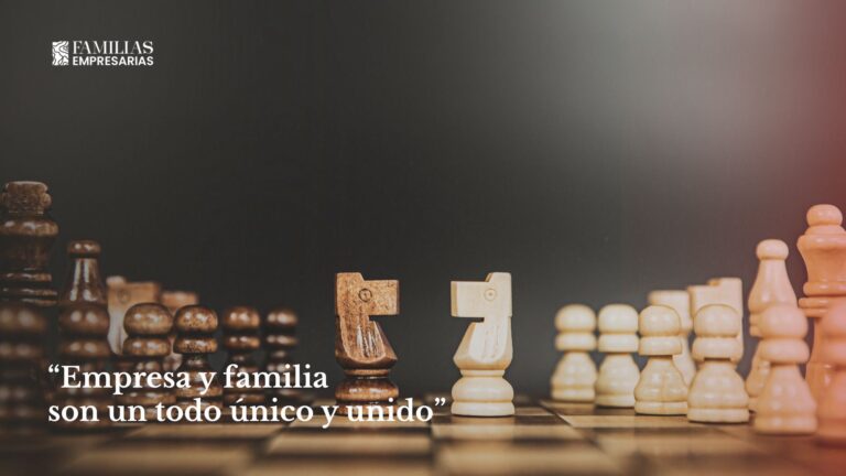 Piezas de ajedrez sobre un tablero con la frase «Empresa y familia son un todo único y unido»