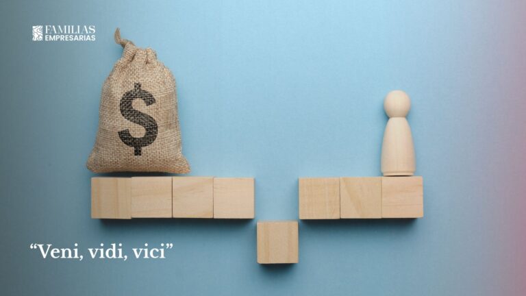Balanza de bloques de madera con un saco de dinero y una figura, con la cita «Veni, vidi, vici»