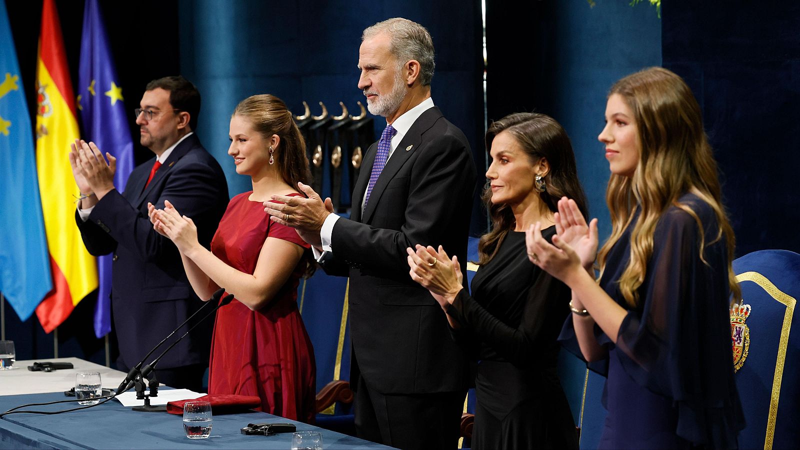 Los Reyes, la princesa Leonor y la infanta Sofía aplauden en la ceremonia de los Premios Princesa de Asturias 2026 en el Teatro Campoamor de Oviedo