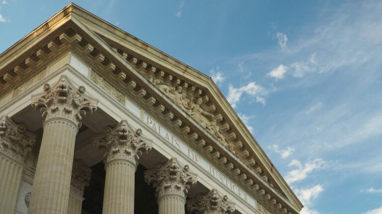 Columnas y frontón de un edificio clásico