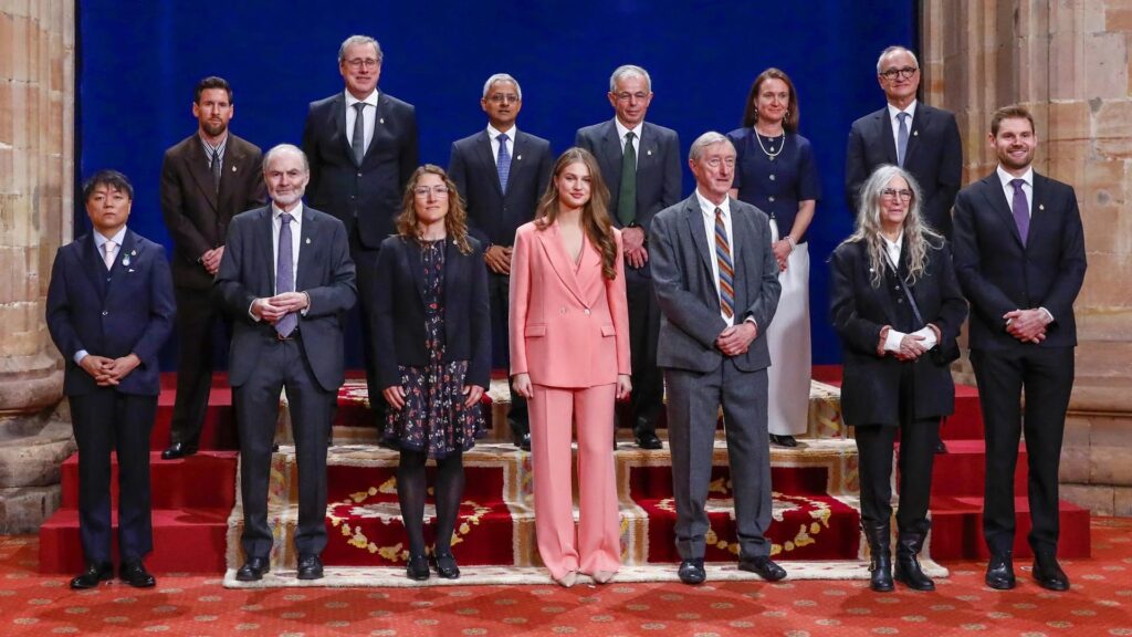 La princesa Leonor, en el centro, con los galardonados de los Premios Princesa de Asturias 2026