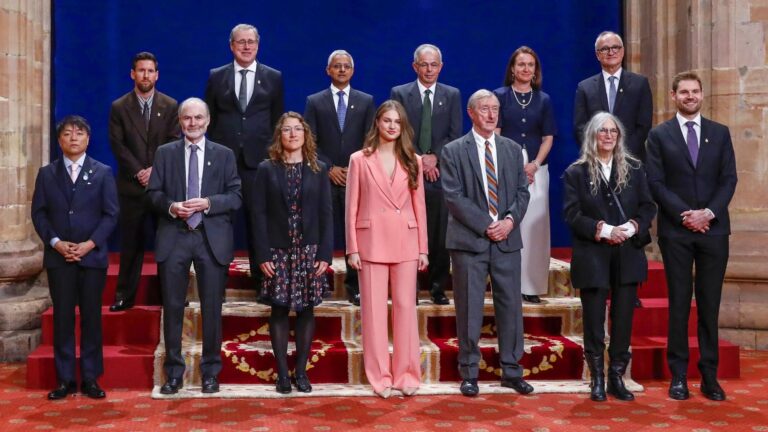 La princesa Leonor, en el centro, con los galardonados de los Premios Princesa de Asturias 2026