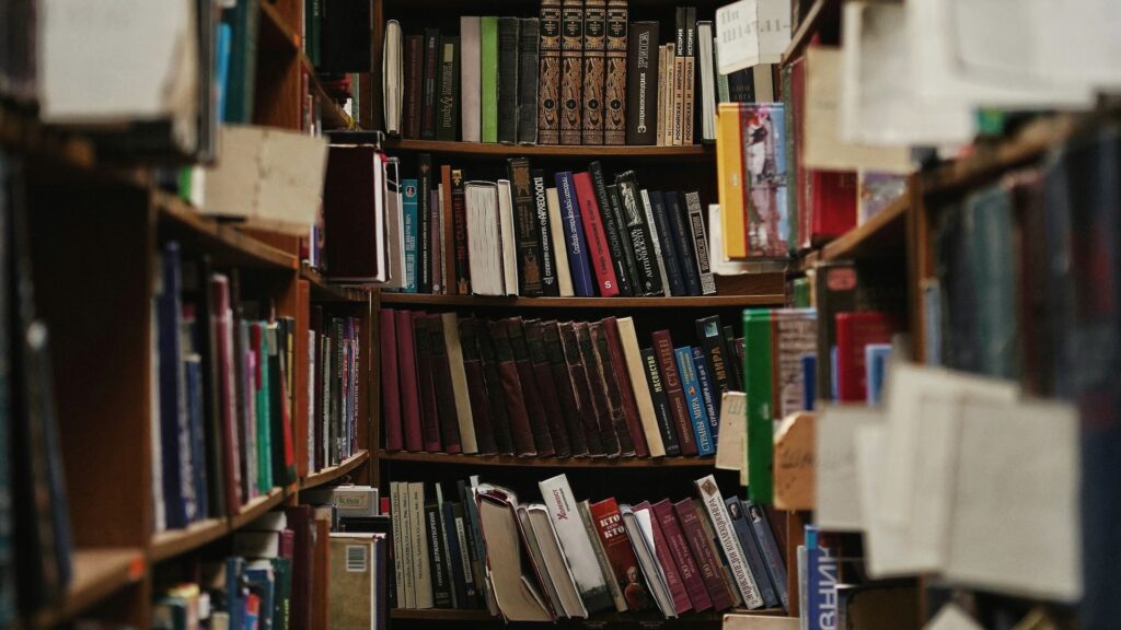 Librería con estanterías llenas hasta el techo