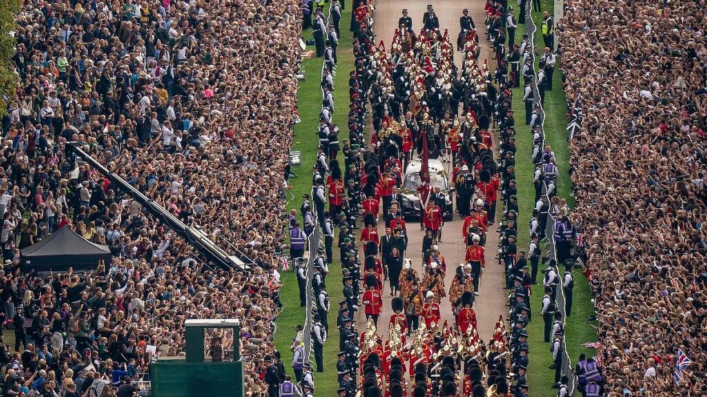 Vista aérea del cortejo fúnebre de Isabel II entre la multitud, en septiembre de 2022
