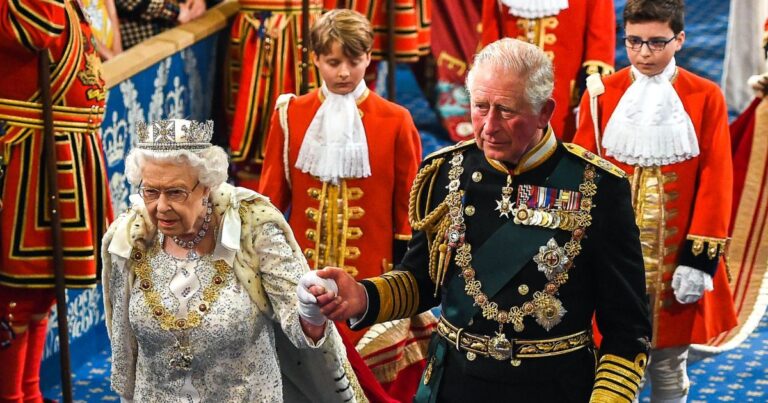 Isabel II y el entonces príncipe Carlos en la apertura del Parlamento británico, en octubre de 2019