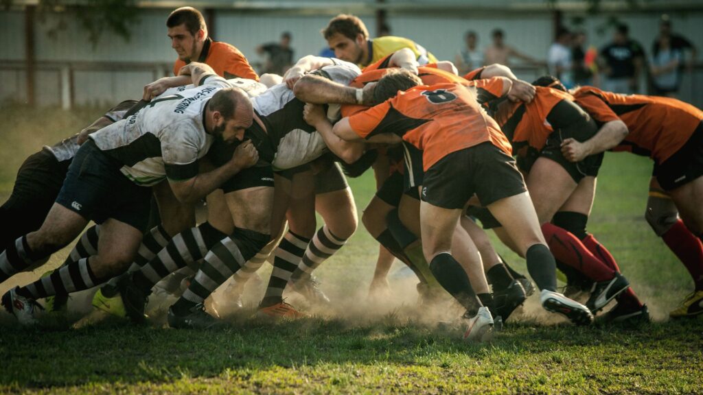 Dos equipos de rugby empujando en una melé