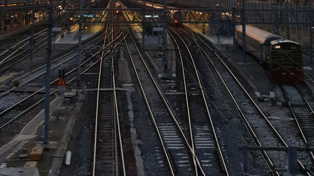 Haz de vías de tren visto desde arriba